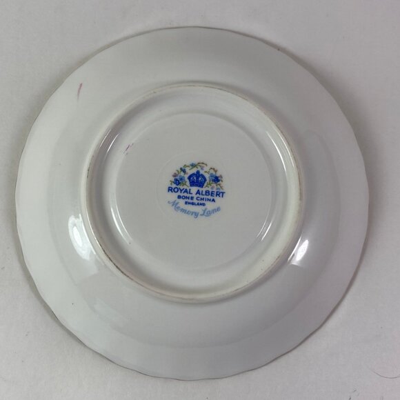 Inspiring Royal Albert "Memory Lane" teacup and saucer set - Picture 9 of 10